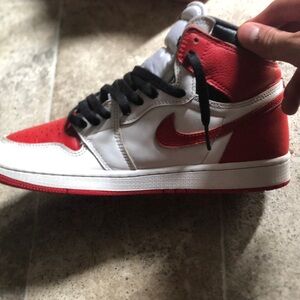 Jordan retro 1s red n white barley worn for the low lmk who want them ?